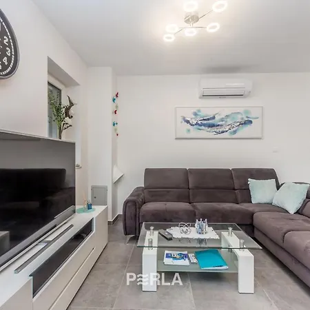 Guest house House Mirabelle With Heated Pool In On Losinj Island