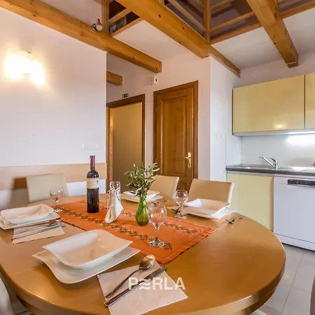 Guest house House Mirabelle With Heated Pool In On Losinj Island