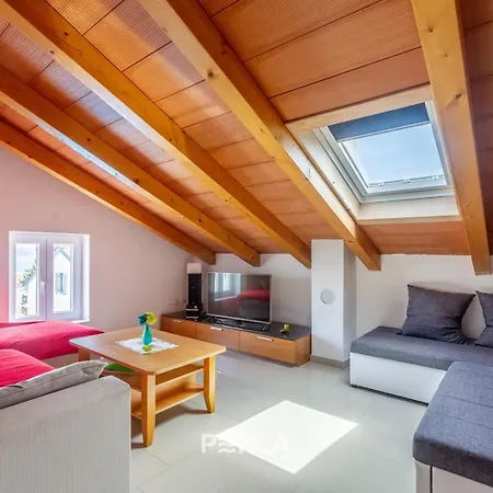 House Mirabelle With Heated Pool In On Losinj Island Guest house