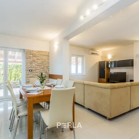 Guest house House Mirabelle With Heated Pool In On Losinj Island Nerezine