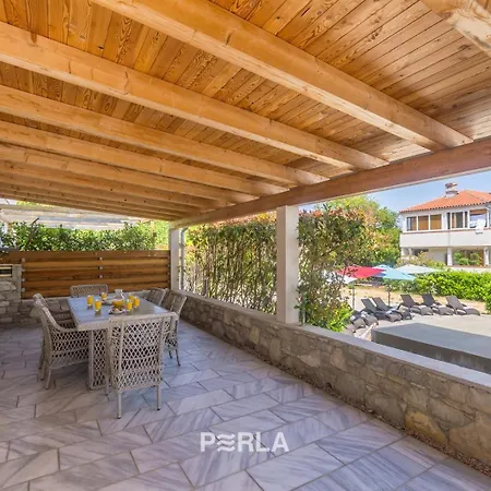 Guest house House Mirabelle With Heated Pool In On Losinj Island Nerezine