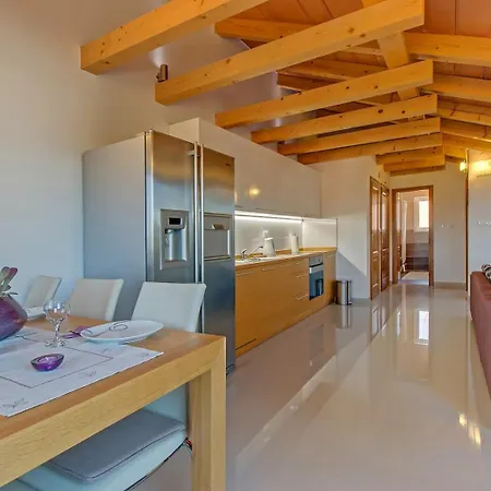 House Mirabelle With Pool Pensjonat *