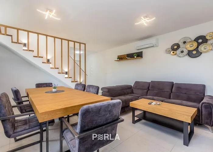 House Mirabelle With Heated Pool In On Losinj Island Gostinjska kuća Nerezine