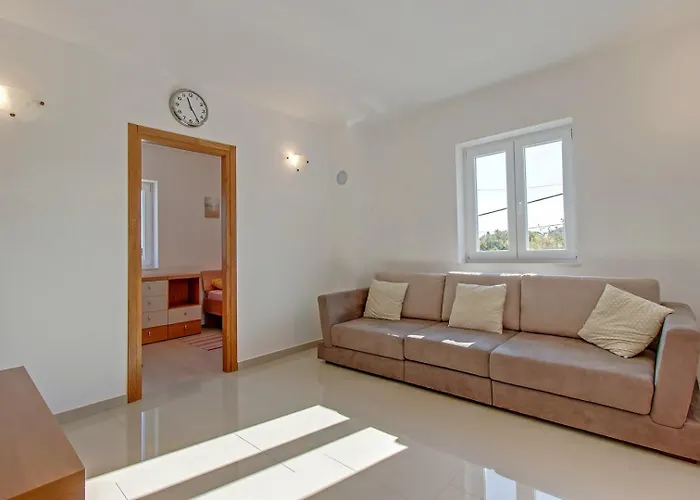 House Mirabelle With Heated Pool In On Losinj Island Gostinjska kuća Nerezine