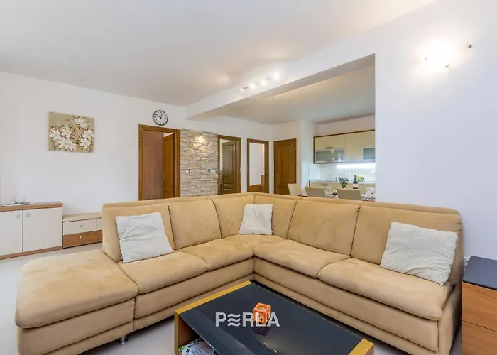 House Mirabelle With Heated Pool In On Losinj Island Gostinjska kuća