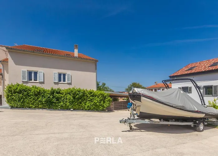 House Mirabelle With Heated Pool In On Losinj Island Gostinjska kuća 4*
