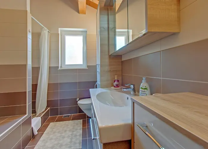 Gostinjska kuća House Mirabelle With Heated Pool In On Losinj Island Nerezine