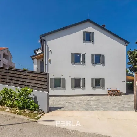 Guest house House Mirabelle With Pool