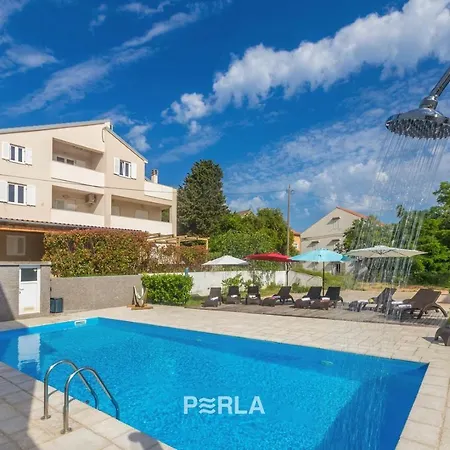 House Mirabelle With Pool Guest house Nerezine