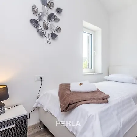 House Mirabelle With Heated Pool In On Losinj Island ネレジネ