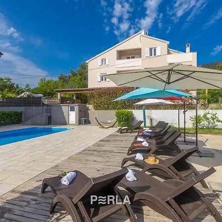 House Mirabelle With Pool