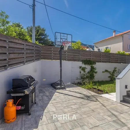 House Mirabelle With Pool Guest house *