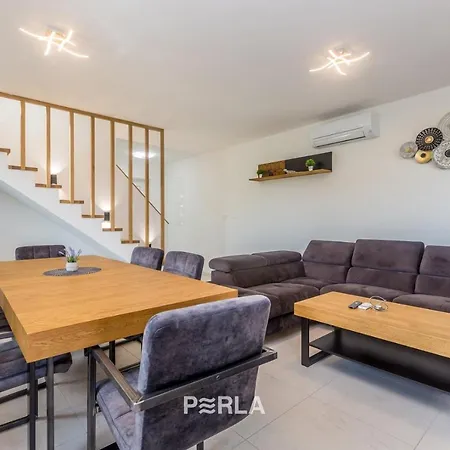 House Mirabelle With Heated Pool In On Losinj Island Pensión Nerezine