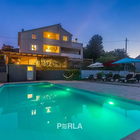 House Mirabelle With Pool Guest house Nerezine