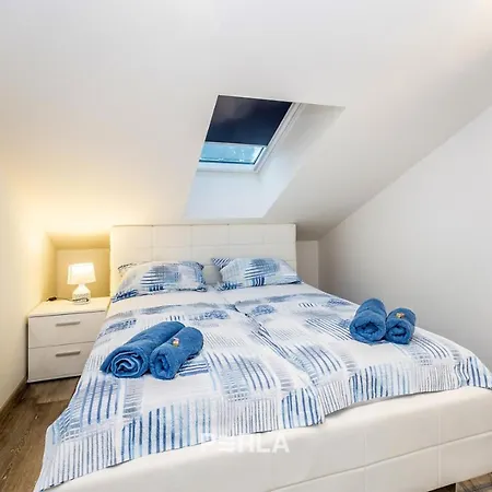 Guest house House Mirabelle With Pool Nerezine