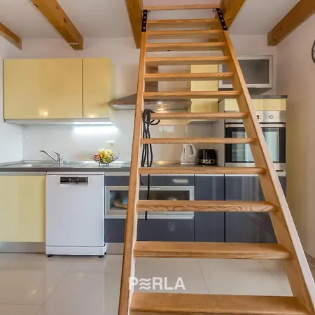 House Mirabelle With Heated Pool In On Losinj Island Pensión Nerezine