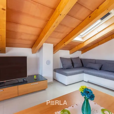 Guest house House Mirabelle With Pool Nerezine