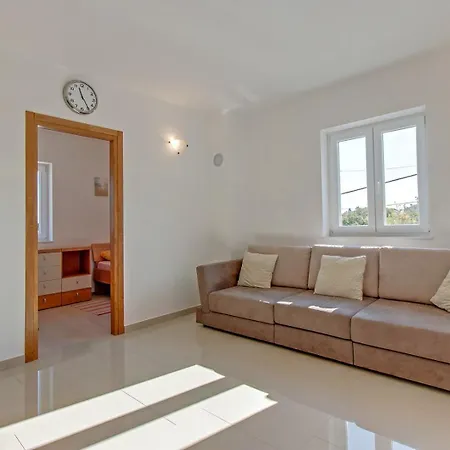 House Mirabelle With Pool Guest house Nerezine