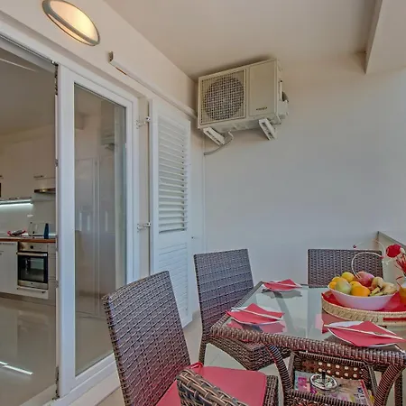 Guest house House Mirabelle With Pool Nerezine