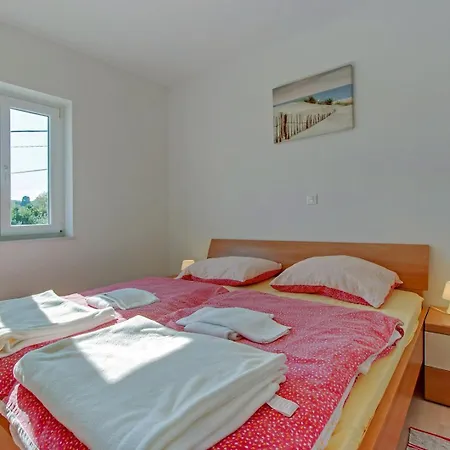 House Mirabelle With Pool Guest house Nerezine