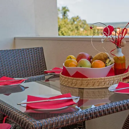 House Mirabelle With Pool Guest house