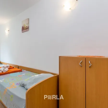 House Mirabelle With Pool Guest house Nerezine
