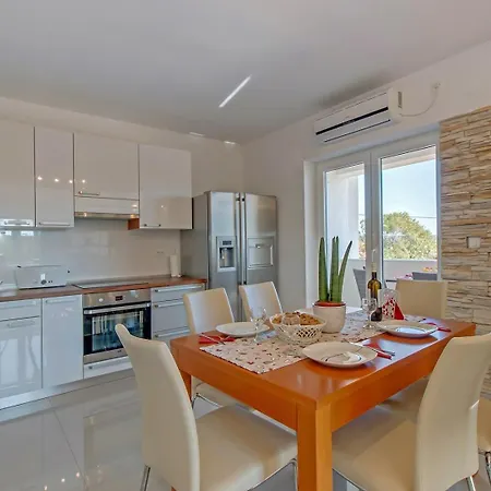 House Mirabelle With Heated Pool In On Losinj Island Pensión 4*