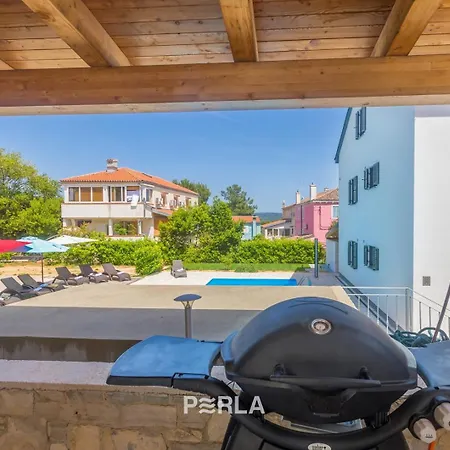 House Mirabelle With Pool