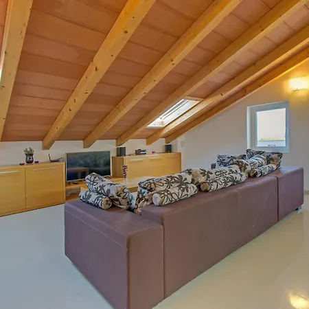 Guest house House Mirabelle With Pool
