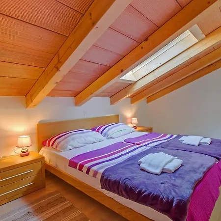 Guest house House Mirabelle With Pool