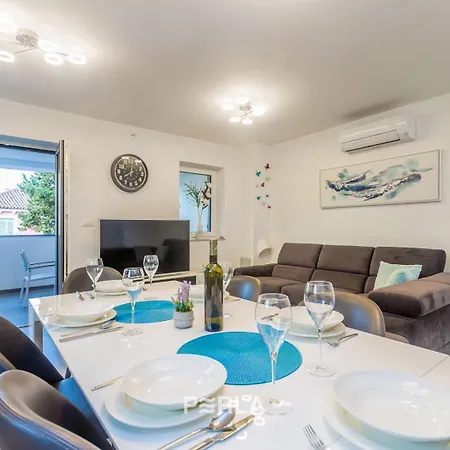 Guest house House Mirabelle With Pool Nerezine