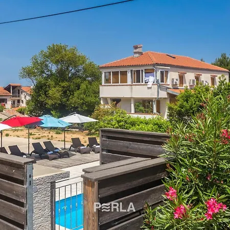 Guest house House Mirabelle With Pool