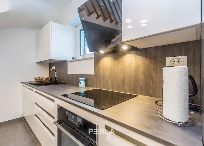 House Mirabelle With Heated Pool In On Losinj Island 게스트하우스 4*
