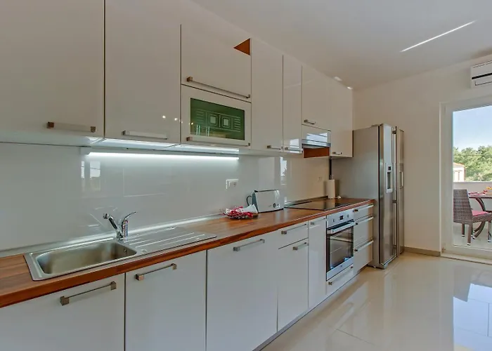 House Mirabelle With Heated Pool In On Losinj Island 4*