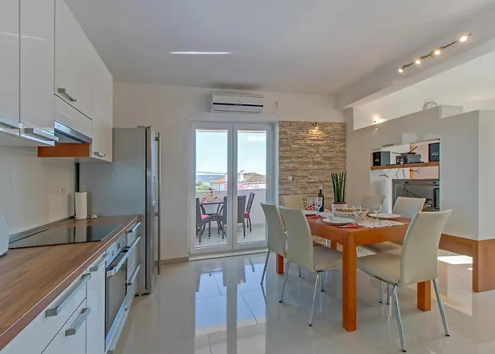 Casa de hóspedes House Mirabelle With Heated Pool In On Losinj Island 4*