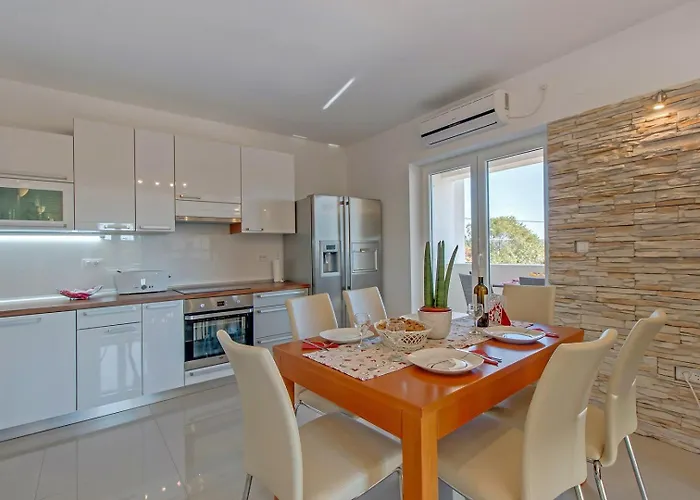 House Mirabelle With Heated Pool In On Losinj Island Casa de hóspedes 4*