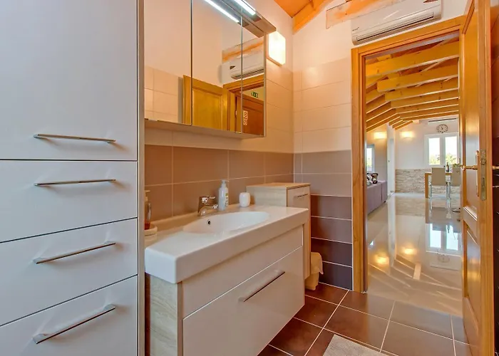 Casa de hóspedes House Mirabelle With Heated Pool In On Losinj Island Nerezine