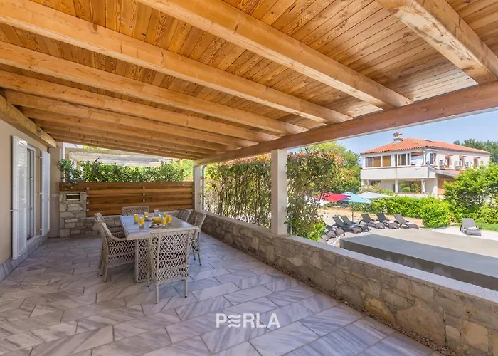 Casa de hóspedes House Mirabelle With Heated Pool In On Losinj Island Nerezine
