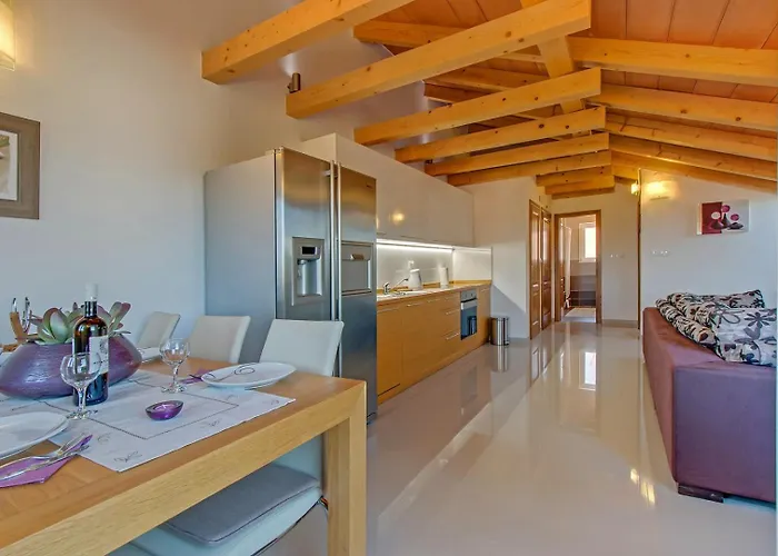 House Mirabelle With Heated Pool In On Losinj Island Casa de hóspedes 4*
