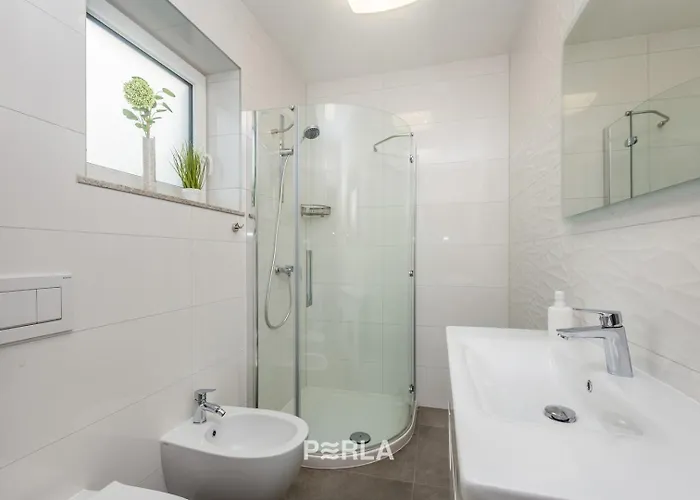 House Mirabelle With Heated Pool In On Losinj Island Casa de hóspedes